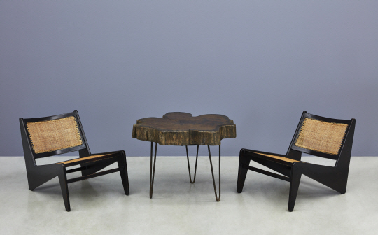 피에르 잔느레의 ‘통나무 커피테이블’과 ‘캥거루 의자’ /사진공=국제갤러리