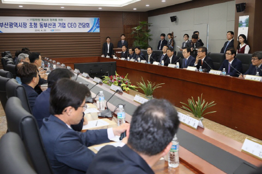 부산시와 부산상공회의소는 26일 오전 9시부터 동부산권 산단의 기업을 방문해 이 지역 기업인들과 간담회 열고 애로사항을 들었다./사진제공=부산상의