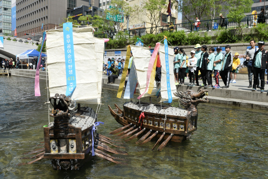 충무공 이순신 장군 탄신 471주년을 맞이해 26일 서울 중구 청계천에서 열린 '거북선 대축제'에서 모형 거북선이 띄워져 있다./송은석기자songthomas@sedaily.com