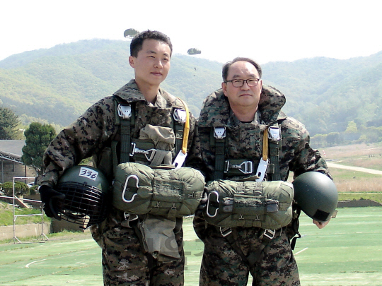 전역을 앞둔 육군본부 감찰실장인 원홍규(오른쪽) 소장이 아들 원승환 소위와 함께 헬기 탑승 후 500~600m 상공에서 진행되는 동반 강하 훈련에 앞서 경기도 광주 육군 특수전교육단에서 기념사진을 찍고 있다./사진제공=육군본부