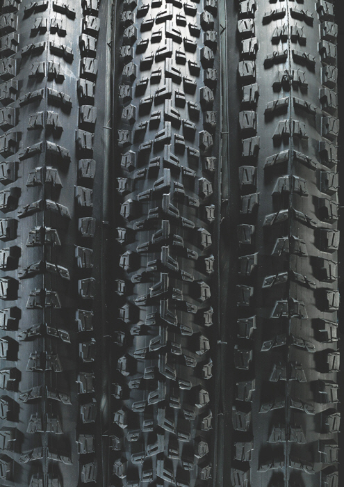 타이어의 표면에 사용한 그래핀 소재가 고도의 내구성과 조향성, 접지력을 제공한다.