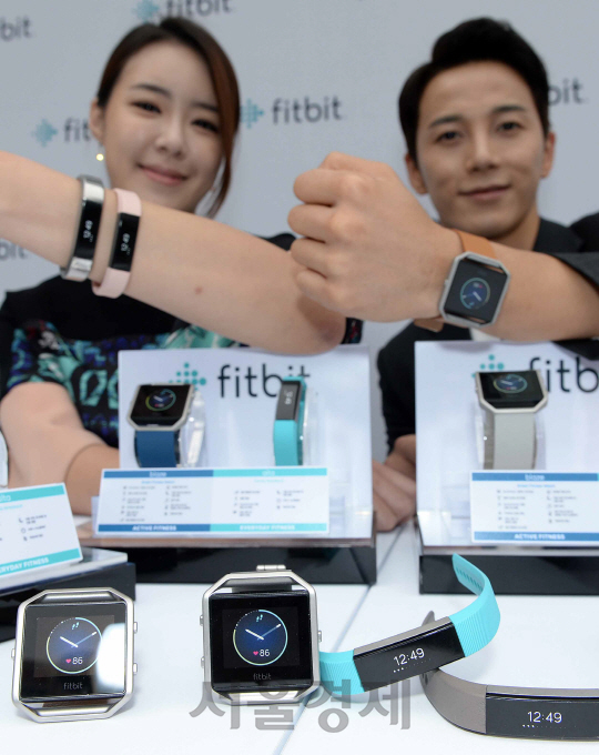 글로벌 스마트 헬스케어 브랜드 '핏비트(Fitbit)'가 27일 오전 청계광장에서 고해상도 스크린을 장착한 스마트 피트니스 워치 '블레이즈(Blaze)와 알타(Alta)' 출시 행사를 하고 있다. 요가강사 하보람과 구율림 트레이너가 신제품을 선보이고 있다.  이번에 출시된 신제품 '블레이즈(Blaze)'에는 개인 피트니스 트레이닝 프로그램인 핏스타를 '알타(Alta)'에는 250보씩 걸을때 마다 알려주는 '활동 알람' 기능이 탑재됐다./이호재기자.s020792@sedaily.com