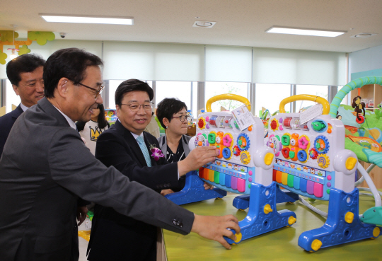 권선택(사진 왼쪽에서 두번째) 대전시장이 북부여성가족원에 설치된 장난감 도서관에서 장난감을 살펴보고 있다. 사진제공=대전시