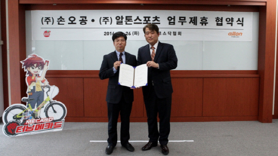 김신성(오른쪽) 알톤스포츠 대표와 김종완 손오공 대표가 MOU를 맺고 있다./사진제공=알톤스포츠