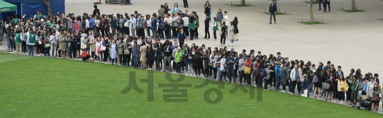 27일 오전 서울광장에 시민들이 스타벅스 텀블러를 받기 위해 줄을 서 있다. 스타벅스는 이날 친환경 캠페인 행사를 열고 시민들에게 텀블러와 조롱박 씨 등을 5천 개씩 나눠준다./송은석기자songthomas@sedaily.com