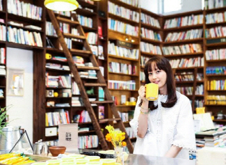 동서식품의 팝업 북카페 ‘모카책방’에서 모델 이나영 씨가 커피를 마시고 있다./사진제공=동서식품