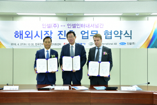한국전력은 27일 조환익(가운데) 사장이 서울 한전 아트센터에서 인셀 및 유럽 판매업체인 인셀인터내셔널 AB와 2,700억원 규모의 ‘통신용 ESS 제품의 유럽시장 진출을 위한 협약’을 체결했다고 밝혔다. /사진제공=한국전력