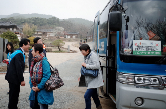지난 3월 ‘고토치 셔틀버스’를 통해 경북 안동에 도착한 일본인 관광객을 지방자치단체와 관광공사 관계자가 환영하고 있다.  /사진제공=한국관광공사