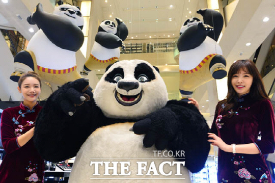 28일 오전 서울 중구 신세계백화점 본점에서 모델들이 중국 노동절을 맞아 팬더 의상을 입고 유커 마케팅을 펼치고 있다.