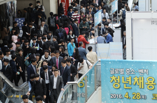 글로벌 중소·벤처 청년채용박람회가 열린 28일 서울 삼성동 코엑스에 수많은 청년 구직자들이 몰려 있다./송은석기자