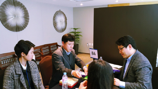 한빛그린바이오 관계자(왼쪽)가 중국 온라인 쇼핑몰 업체 방우마이와 수출 계약 상담을 하고 있다. / 사진제공=산단공