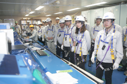 부산대학교 조선해양공학과 BK21플러스 사업단 학생들이 최근 한 선박통제실을 방문해 내부를 둘러보고 있다. /사진제공=부산대학교