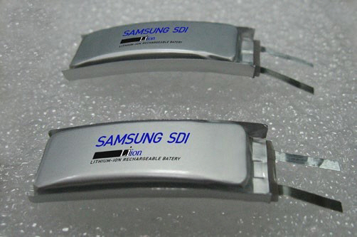 삼성SDI가 개발한 세계 최대 용량 스마트밴드용 210mAh 커브드 배터리