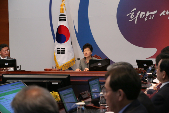 박근혜 대통령이 28일 오전 청와대에서 열린 영상 국무회의에서 모두발언을 하고 있다. /연합뉴스