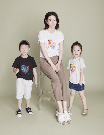 이영애, 딸-아들과 ‘하트 포 아이’ 기부 티셔츠 직접 디자인…