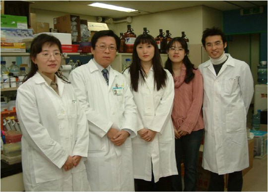 조산의 위험을 막고 부작용을 최소화한 자궁경부암 치료제 개발에 나선 박종섭(왼쪽 두번째) 가톨릭의과대학교 교수와 연구팀이 기념촬영을 하고 있다.