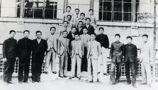 1934년 조선은행 청진지점- 야망에 부푼 장기영 행원(왼쪽 두 번째)과 지점 멤버.