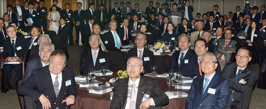 28일 서울 신라호텔에서 열린 ‘백상 장기영 선생 탄생 100주년 기념 세미나’에서 참석자들이 발표를 듣고 있다.