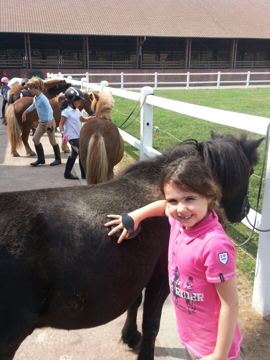 프랑스 파리 근교의 포니클럽에서 어린이들이 말과 함께 즐거운 시간을 보내고 있다.