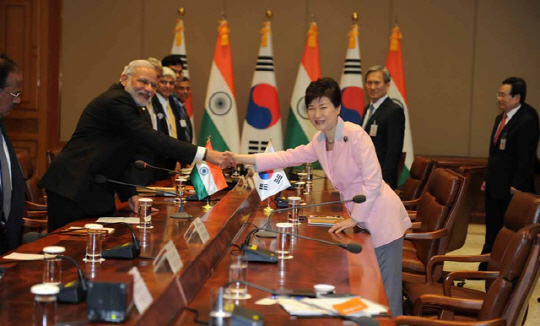 지난해 5월 한국-인도 양국 정상회담에 앞서 박근혜 대통령과 나렌드라 모디 인도 총리가 악수하고 있다.