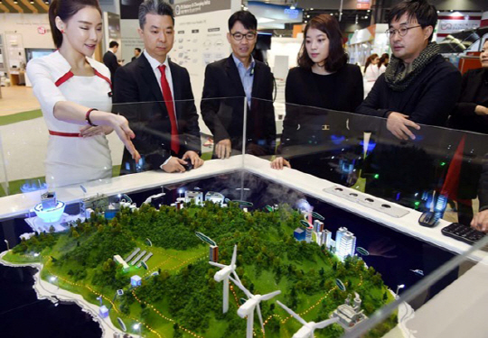 LG의 친환경 에너지 사업도 순항 중이다. LG의 스마트 마이크로 그리드 솔루션을 나타내고 있는 미니어처