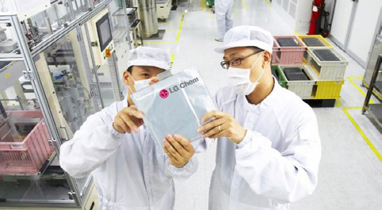 LG화학 오창공장의 전기자동차 배터리 생산라인에서 연구원들이 제품을 점검하고 있다.