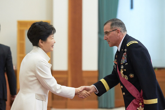 박근혜 대통령이 스캐퍼로티 사령관과 악수하고 있다. /사진제공=청와대