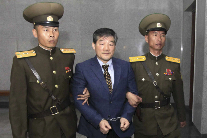 북한에 억류 중인 한국계 미국시민권자 김동철씨가 29일 재판정에 들어서는 모습/평양=AP·연합뉴스