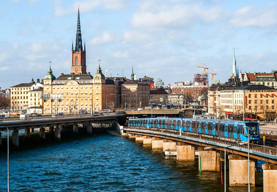 스톡홀름 인근 오래된 지역인 리다르홀름 섬에는 스웨덴 경제가 꽃피던 시절에 세운 많은 빌딩들이 늘어서 있다.