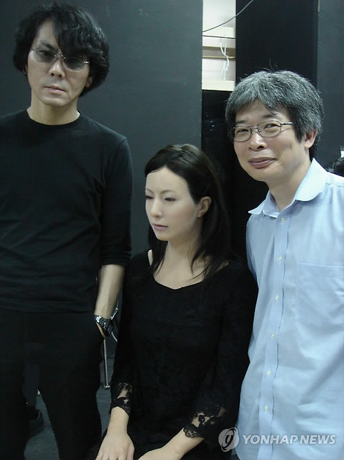 이시구로 히로시(왼쪽) 오사카대 교수가 개발한 ‘제미노이드 F(가운데)’는 영화 ‘사요나라’에 주인공으로 출연했다.    /연합뉴스