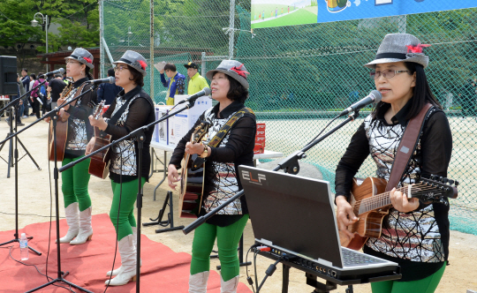 망우저류조공원에서 열린 달팽이 마라톤 행사에서 줌마밴드 ‘통노마’가 축하공연을 하고 있다.  /권욱기자