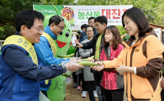 농협유통, 청계산 오이 나눠주기 행사 진행