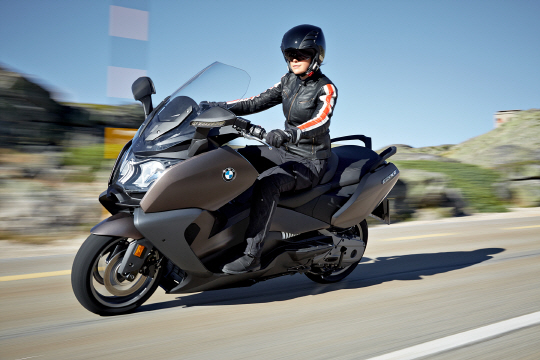 여성 라이더가 BMW의 대형 스쿠터 ‘C 650 GT’를 타고 라이딩을 즐기고 있다. /사진제공=BMW 그룹 코리아