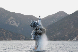 북한은 지난달 24일 관영매체를 통해 공개한 잠수함발사탄도미사일(SLBM) 수중시험발사 장면. /연합뉴스