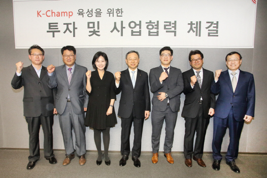 황창규(가운데) KT회장이 지난달 29일 서울 광화문 본사에서 ‘K-Champ 투자 및 사업협력’ 체결식을 갖고 웹툰 제작 기업‘투니드’에 30억원을 투자할 것을 약속하고 있다. /사진제공=KT