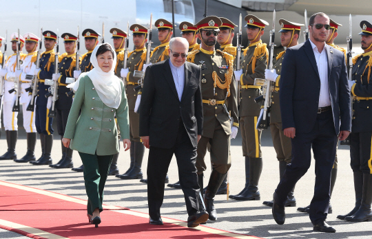 이란을 국빈 방문하는 박근혜 대통령이 1일 오후(현지시간) 테헤란 메흐라바드 공항에 도착, 스카프의 일종인 ‘히잡(hijab)’을 착용하고 의장대를 사열하고 있다. /테헤란=연합뉴스