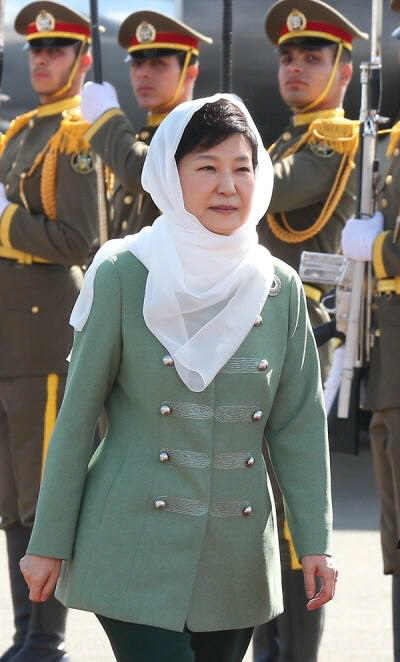 1일 오후(현지시각) 이란을 방문한 박근혜 대통령이 히잡을 쓰고 있다./연합뉴스