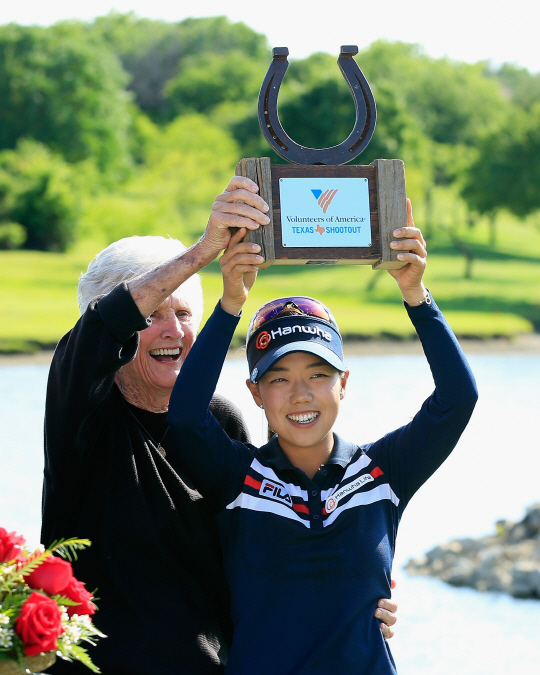 신지은이 2일(한국시간) LPGA 투어 데뷔 첫 승을 올린 뒤 트로피를 들어 보이고 있다. /어빙=AFP연합뉴스