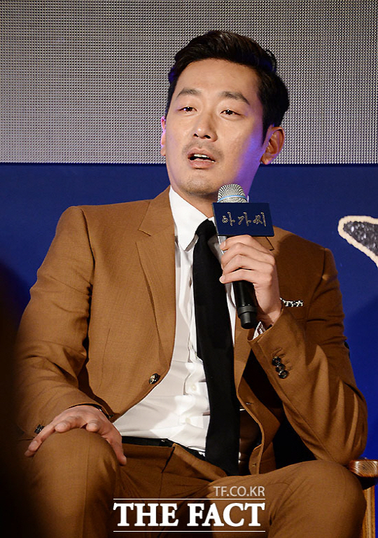 배우 하정우가 2일 오후 서울 중구 소공동 웨스틴조선호텔에서 열린 영화 ‘아가씨’의 제작 발표회에 참석해 질문에 답하고 있다.