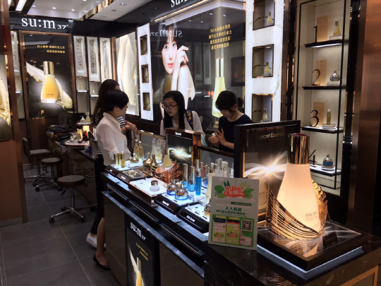 지난달 30일 중국 항저우의 최고급 백화점인 우린인타이백화점에 오픈한 ‘숨37’의 첫번째 중국 매장을 방문한 중국 고객들이 제품을 살펴보고 있다./사진제공=LG생활건강