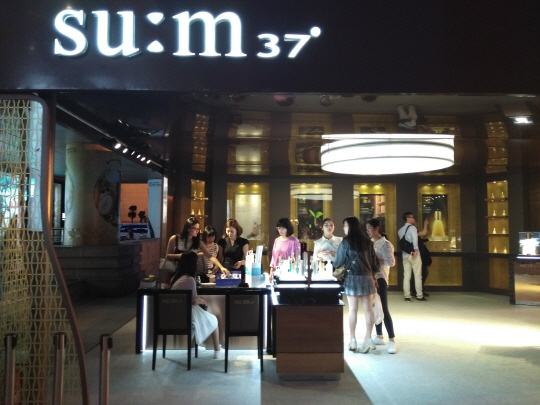 지난달 30일 중국 항저우의 최고급 백화점인 우린인타이백화점에 오픈한 ‘숨37’의 첫번째 매장 전경./사진제공=LG생활건강
