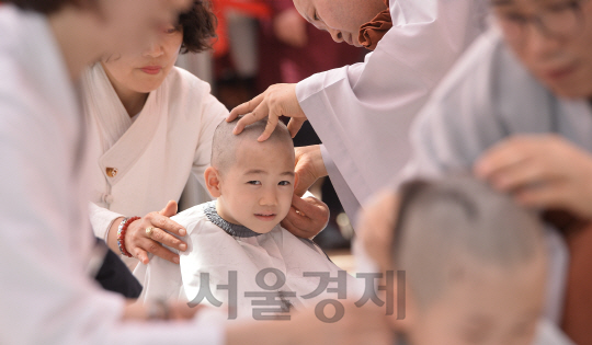 2일 오전 서울 종로구 조계사 대웅전 앞마당에서 동자승 단기출가 보리수 새싹학교 삭발, 수계식이 열리고 있다./송은석기자songthomas@sedaily.com