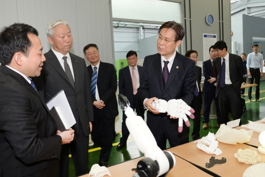 산업통상자원부는 2일 이관섭(오른쪽) 1차관이 울산과학기술원에서 열린 ‘울산 3D프린팅 규제프리존 간담회’에 참석했다고 밝혔다. /사진제공=산업부