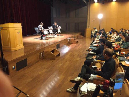 유발 하라리(오른쪽 앞줄 첫번째) 이스라엘 교수가 지난 4월29일 오후 6시30분 서울 광화문 교보문고에서 열린 강연회에 참석해 사회자의 소개를 듣고 있다.