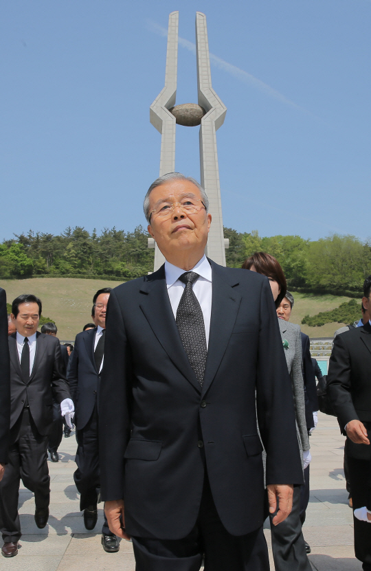 김종인 더불어민주당 비상대책위원회 대표가 지난달 25일 오전 광주 북구 국립5·18민주묘지를 찾아 열사들의 묘를 참배한 뒤 발걸음을 돌리고 있다. /연합뉴스