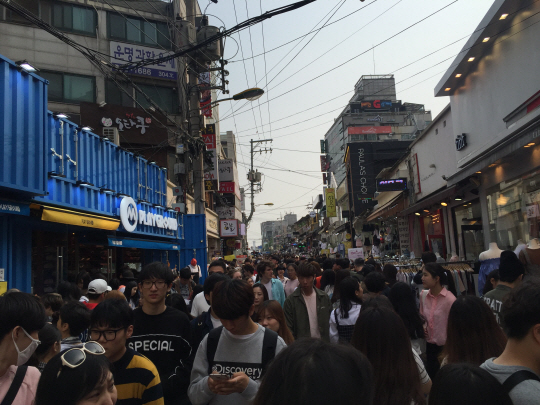 지난 4월30일 서울 홍익대 앞 쇼핑거리에 몰려든 관광객들. /이지윤기자