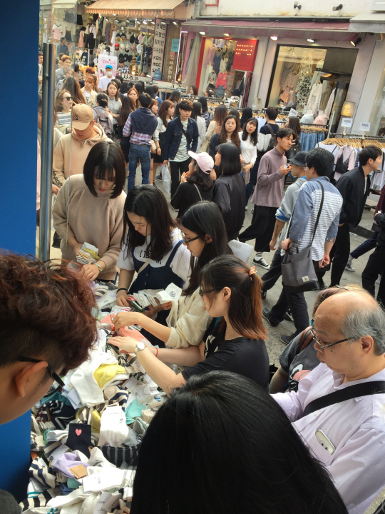 지난 4월30일 서울 홍익대 정문 앞 쇼핑거리에 위치한 한 의류매장에서 중국인 관광객들이 제품을 고르고 있다./이지윤기자