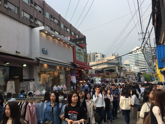 지난 4월30일 서울 홍익대 앞에 위치한 쇼핑거리가 쇼핑을 하러 온 내외국인들로 붐비고 있다./이지윤기자