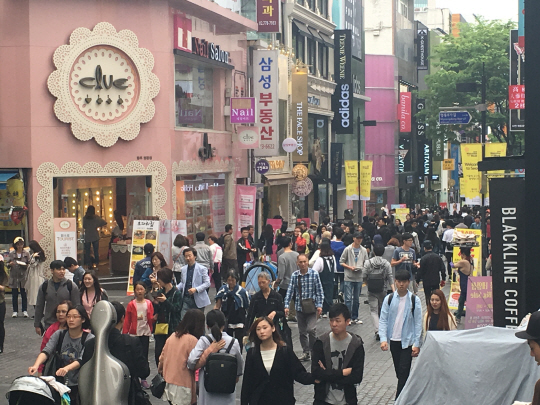 지난 4월30일 외국인 관광객으로 북적이는 서울 중구 명동 거리. /박윤선기자