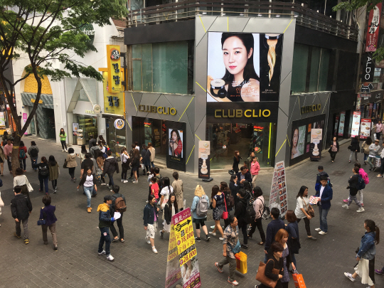 지난 4월30일 외국인 관광객으로 북적이는 서울 중구 명동 거리. /박윤선기자